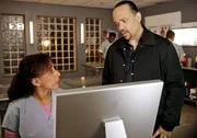 Die Pathologin Dr. Warner (Tamara Tunie) hat herausgefunden, woher die Knieprothese der Leiche stammt. Sie gibt Det. Tutuola (Ice-T) die Adresse.