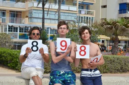 Wer ist das geilste M&auml;dchen, was auf der Strandpromenade flaniert? Wer h&auml;tte das gedacht, aber der Umgang mit Gregor (Stephan Luca, l.) hilft sogar Theo (Maximilian Diehle, M.) viel lockerer und entspannter zu werden ...