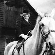 Schon bald hat Miss Marple (Margaret Rutherford) auch die Verd&auml;chtigen ausgemacht. Die Verwandten des Verstorbenen waren auf sein Verm&ouml;gen aus. Doch welcher von ihnen war so gierig, um den Mord zu begehen?