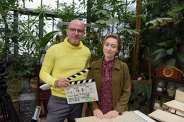 Regisseur Klaus T. Steindl, Alina Fritsch (als Miriam Rothschild).