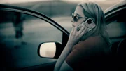 Eine Frau telefoniert mit einem Mobiltelefon
