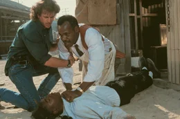 Martin Riggs (Mel Gibson, l), Roger Murtaugh (Danny Glover, r)