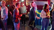 Die Party läuft super und Karin (Jessica Ginkel, 2.v.r.) tanzt und feiert mit den Kids.