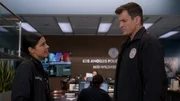 Officer John Nolan (Nathan Fillion) sichert Officer Celina Juarez (Lisseth Chavez) seine volle Unterst&uuml;tzung bei der Aufkl&auml;rung des Mordes an ihrer Schwester zu.