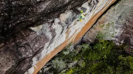Aufbruch ins Unbekannte: Von einer Felskuppe des Tepuis aus versucht Expeditionsleiter Francesco Sauro, sich in ein neues H&ouml;hlensystem abzuseilen. Den Eingang hat er vom Hubschrauber schon gesichtet. Aber wird er ihn auch erreichen k&ouml;nnen?