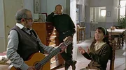 Natalina findet Pippos Gitarrenspiel grauenhaft und ist der Ansicht, dass sein Talent nicht ausreicht, um ihre überragende Gesangsdarbietung beim Musikwettbewerb zu begleiten. Don Matteo denkt sich seinen Teil. (Francesco Scali, Terence Hill, Natalie Guetta, v.l.)