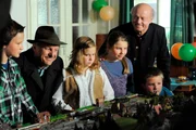 Die Modelleisenbahn bereitet nicht nur den Kindern viel Vergnügen. Von links: Lorenz Schattenhofer (Werner Rom) und Vinzenz Kurz (Hans Stadlbauer). Weitere Bilder finden Sie unter www.br-foto.de.