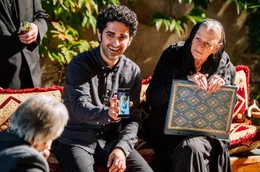 Faraz (Reza Brojerdi, Mitte) zeigt beim Familienbesuch bei seiner Gro&szlig;mutter (Behrokh Hosseinbabai) stolz seine Familie.