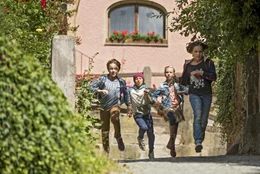 L-R: Julian (Marinus Hohmann), Dick (Ron Antony Renzenbrink), Anne (Amelie Lammers), George (Allegra Tinnefeld)