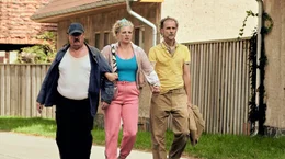 V. li. n. re.: Hermann K&ouml;ppe (Peter Kurth), Tina Oppermann (J&ouml;rdis Triebe) und Bernd Schl&uuml;ter (Jan Georg Sch&uuml;tte); ARD Degeto MICHA DENKT GROSS, am Freitag (01.11.24) um 20:15 Uhr und um 01:50 Uhr im ERSTEN, online first ab Mittwoch (30.10.24) in der ARD MEDIATHEK und ab 22. August 2024 im Kino V. li. n. re.: Hermann K&ouml;ppe (Peter Kurth), Tina Oppermann (J&ouml;rdis Triebe) und Bernd Schl&uuml;ter (Jan Georg Sch&uuml;tte) &copy; ARD Degeto/MDR/Florida Film/Thomas Leidig, honorarfrei - Verwendung gem&auml;&szlig; der AGB im engen inhaltlichen, redaktionellen Zusammenhang mit genannter Degeto-Sendung und bei Nennung "Bild: ARD Degeto/MDR/Florida Film/Thomas Leidig" (S2+). ARD Degeto/Programmplanung und Presse, Tel: 069/1509-335, degeto-presse@degeto.de