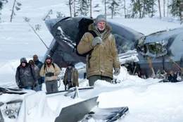 Die W&ouml;lfe machen es den &Uuml;berlebenden (v.l.: Hendrick (Dallas Roberts), Talget (Dermont Mulroney), Burke (Nonso Anozie), Flannery (Joe Anderson) und Diaz (Frank Grillo)) unm&ouml;glich, bei dem Flugzeugwrack auf Rettung zu warten und die Gruppe beschlie&szlig;t, dass Ottway (Liam Neeson, r.) sie Richtung S&uuml;den f&uuml;hren soll.