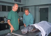 Gerichtsmediziner Dr. Duhler (Klaus Schindler, li.) erklärt Kommissar Kehler (Wolfgang Bathke), was die Obduktion der verbrannten Leiche ergeben hat. Gerichtsmediziner Dr. Duhler (Klaus Schindler, li.) erklärt Kommissar Kehler (Wolfgang Bathke), was die Obduktion der verbrannten Leiche ergeben hat.