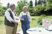 Nachbar Paschulke (Helmut Krauss, l.) ist empört - ausgerechnet auf sein Auto hat ein Schmierfink dieses rätselhafte Zeichen gemalt. Was mag es wohl bedeuten? Auch Peter (Peter Lustig, r.) weiß zunächst keine Antwort.