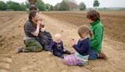 Cindy (43, l.) macht mit Thea (3), Charlie (1), Maia (6, 2.v.r.) und Hardy (11, r) eine Pause auf dem Feld. Cindy (43, l.) macht mit Thea (3), Charlie (1), Maia (6, 2.v.r.) und Hardy (11, r) eine Pause auf dem Feld.