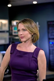 Gillian Foster (Kelli Williams) entdeckt den Notruf eines anonymen Anrufers, der die Polizei zuvor vor einem Attentat gewarnt hatte.