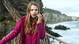 Verbrecherjagd auf der H&auml;ngebr&uuml;cke: Alice (Emma) verfolgt einen Unbekannten und h&auml;lt &uuml;ber WalkieTalkie mit Tarun Kontakt.