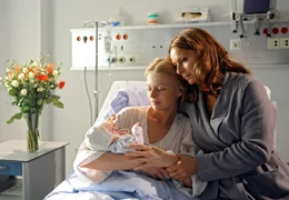 Adriana (Isabell Gerschke, links) ahnt noch nicht, dass ihr Kind gestorben und das Baby in ihren Armen nicht ihres ist. Sophia (Christina Plate) hat heimlich die Babys vertauscht.