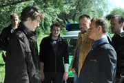 Kommissar Huber nimmt Lukas mit auf die Wache. Von links: Lukas Bach (Heiner Bomhard), Florian Brunner (Tommy Schwimmer) und Kommissar Huber (Richard Ruck).