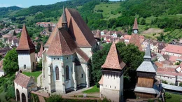 Das Dorf Biertan im S&uuml;den von Transsilvanien beherbergt eine der gr&ouml;&szlig;ten und eindrucksvollsten mittelalterlichen Festungen in Siebenb&uuml;rgen. Die imposante Wehrkirche, erbaut von den Siebenb&uuml;rger Sachsen, war die einzige M&ouml;glichkeit, die Einwohner vor den Angriffen der T&uuml;rken und Mongolen zu sch&uuml;tzen.