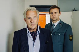 Alfred Klaus (Heino Ferch), links, mit dem Vollzugsbeamten Horst Bubeck (Moritz F&uuml;hrmann)
