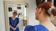 Carola und ihr Lothar wollen heiraten, dafür lässt sie ihr Kleid beim Schneider ändern.