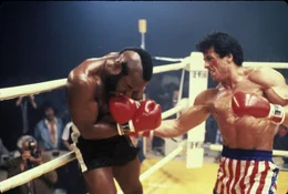 Clubber Lang (Mr.T, l.) macht die schmerzhafte Lektion, dass Altmeister Rocky (Sylvester Stallone, r.) seine Hausaufgaben gemacht hat.