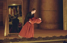 Wagen alles, um ein gemeinsames Leben f&uuml;hren zu k&ouml;nnen: Der geniale Illusionist Eisenheim (Edward Norton, l.) und die Verlobte des gewaltt&auml;tigen Kronprinzen Leopold, Herzogin Sophie (Jessica Biel, r.) ...