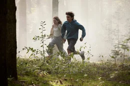 Martha und Enes fl&uuml;chten durch den Wald (Lotta Herzog, Konstantin Riesen)