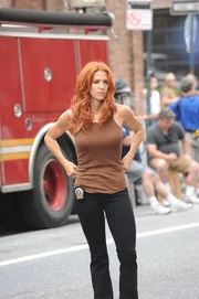 Versucht alles, um den Mörder von Peter Forrest, einem erfolgreichen Finanzmakler, zu fassen: Carrie (Poppy Montgomery) ...