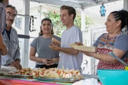Anne Gonzalez (Chelsea Rendon, 2.v.l.) und Carl Gallagher (Ethan Cutkosky, 2.v.r.)