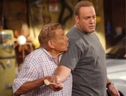 L-R: Arthur (Jerry Stiller) und Doug (Kevin James)