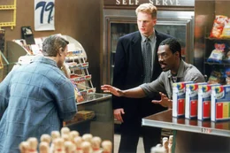 Als Ropers (Eddie Murphy, r.), Freund und Kollege Sam bei einem Routineeinsatz von dem eiskalten Killer Korda get&ouml;tet wird, nimmt er mit seinem neuen Partner Kevin McCall (Michael Rapaport, M.) die Verfolgung auf. Dabei ger&auml;t er jedoch selbst ins Visier des Psychokillers ...