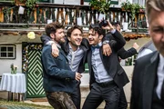 Von links: Schorschi Striebel (Sebastian Edtbauer), Franz Roth (Pablo Sprungala) und Bastian Pfeiffer (Raban Bieling) haben die Hochzeitsfeier gemeinsam vorbereitet. Ein gelungenes Fest! Von links: Schorschi Striebel (Sebastian Edtbauer), Franz Roth (Pablo Sprungala) und Bastian Pfeiffer (Raban Bieling) haben die Hochzeitsfeier gemeinsam vorbereitet. Ein gelungenes Fest!
