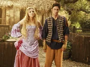 Gemeinsam nehmen es die Prinzessin (Sarah Chalke, l.) und der Dorftrottel (Zach Braff, r.) mit den gefährlichen Monstern auf ...