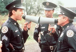 Wieder einmal ist Captain Harris (G.W.Bailey, r.) den Scherzen von Mahoney ( Steve Guttenberg, l.) und Jones (Michael Winslow, M.) ausgeliefert ...