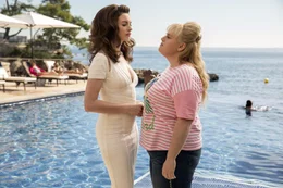 L - R: Anne Hathaway als Josephine, Rebel Wilson als Penny