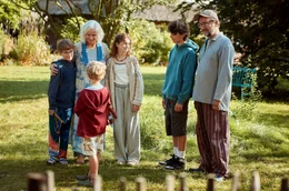 Alle sind erleichtert, dass der B&ouml;sewicht gefasst ist (Gregory Richters, Johanna Gastdorf, Samuel Muller, Lotta Herzog, Konstantin Riesen, Rainer Bock)
