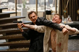 Bryan Mills (Liam Neeson, li.)