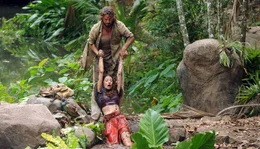 Mal wieder Retter in der Not: Nik (Stephan Luca) zieht Eva (Julia Hartmann) aus dem Schlamm.