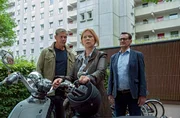 Finn (Sven Martinek, l.) und Lars (Ingo Naujoks, r.) wollen herausfinden, was an den Vorw&uuml;rfen der Sozialarbeiterin Britta M&uuml;nzer (Marion Kracht, M.) gegen Karak dran ist. Doch die hat das Vertrauen in die Polizei verloren.