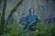 Monty (Christopher Larkin, l.) und Finn (Thomas McDonell, r.) machen sich auf den Weg, um für die 100 Rückkehrer Nahrung zu besorgen ...