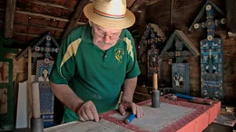 Dumitru Pop fertigt individuelle Holzkreuze f&uuml;r die Verstorbenen seines Dorfes. Jedes Kreuz erz&auml;hlt die Lebensgeschichte des Toten &ndash; im Guten wie im B&ouml;sen.