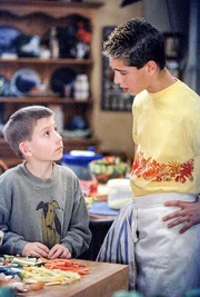 Reese (Justin Berfield, re.) erklärt Dewey (Erik Per Sullivan), wie Gemüse fachgerecht geschnitten wird.