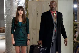 Kira (Camilla Belle) braucht dringend ein Medikament von der Division und liefert sich Carver (Djimon Hounsou) und der Organisation aus.
