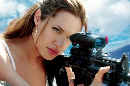 Jane Smith (Angelina Jolie) hat ihre n&auml;chste Zielperson im Visier. Doch wird die Auftragskillerin einen Auftrag erf&uuml;llen k&ouml;nnen?  +++ Die Verwendung des sendungsbezogenen Materials ist nur mit dem Hinweis und Verlinkung auf RTL+ gestattet. +++