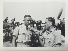 Der sp&auml;tere ZDF-Gr&uuml;ndungsintendant Karl Holzamer (r.) als Kriegsberichter bei einer Rundfunkreportage w&auml;hrend des Angriffskriegs gegen die Sowjetunion.