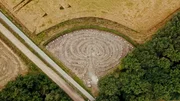 Denkmal des zerbrochenen Kreises für das Mädchen Yde aus der Vogelperspektive.