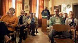 Micha (Charly H&uuml;bner, Mitte) stellt der Dorfgemeinschaft sein Konzept vor. Monika Hoffmann (Annett Sawallisch, vorne li.), Jonas Oppermann (Ulrich Brandhoff, 2. v. re. vorne) und Tina Oppermann (J&ouml;rdis Triebel, vorne re.) sind skeptisch.; ARD Degeto MICHA DENKT GROSS, am Freitag (01.11.24) um 20:15 Uhr und um 01:50 Uhr im ERSTEN, online first ab Mittwoch (30.10.24) in der ARD MEDIATHEK und ab 22. August 2024 im Kino Micha (Charly H&uuml;bner, Mitte) stellt der Dorfgemeinschaft sein Konzept vor. Monika Hoffmann (Annett Sawallisch, vorne li.), Jonas Oppermann (Ulrich Brandhoff, 2. v. re. vorne) und Tina Oppermann (J&ouml;rdis Triebel, vorne re.) sind skeptisch. &copy; ARD Degeto/MDR/Florida Film/Thomas Leidig, honorarfrei - Verwendung gem&auml;&szlig; der AGB im engen inhaltlichen, redaktionellen Zusammenhang mit genannter Degeto-Sendung und bei Nennung "Bild: ARD Degeto/MDR/Florida Film/Thomas Leidig" (S2+). ARD Degeto/Programmplanung und Presse, Tel: 069/1509-335, degeto-presse@degeto.de