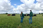 Tatort Bauernhof: Das Landwirt-Paar Clara und Oliver auf ihrer Weide in Scharnebeck. Hier wurden ihnen über Nacht 4 wertvolle Angusrinder, darunter ein Kalb, gestohlen.