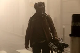 Mathieu (Romain Duris) gelingt es, zus&auml;tzliche Atemschutzmasken f&uuml;r seine N&auml;chsten zu beschaffen.